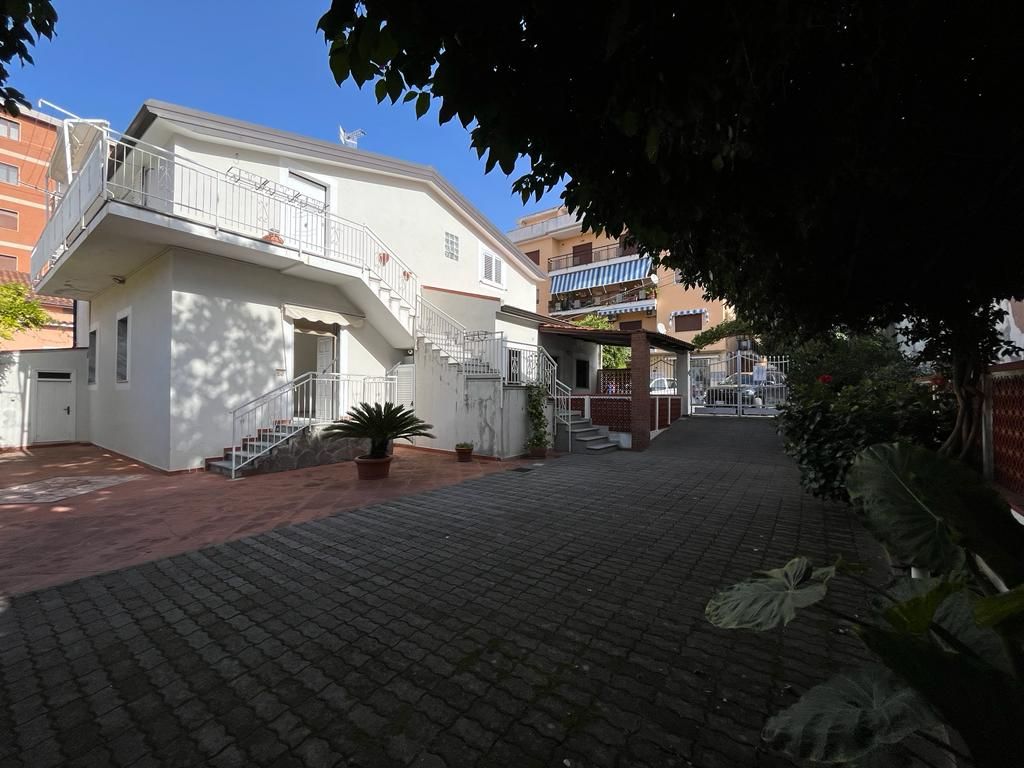 Flat in Scalea, Italy, 200 sq.m - picture 1