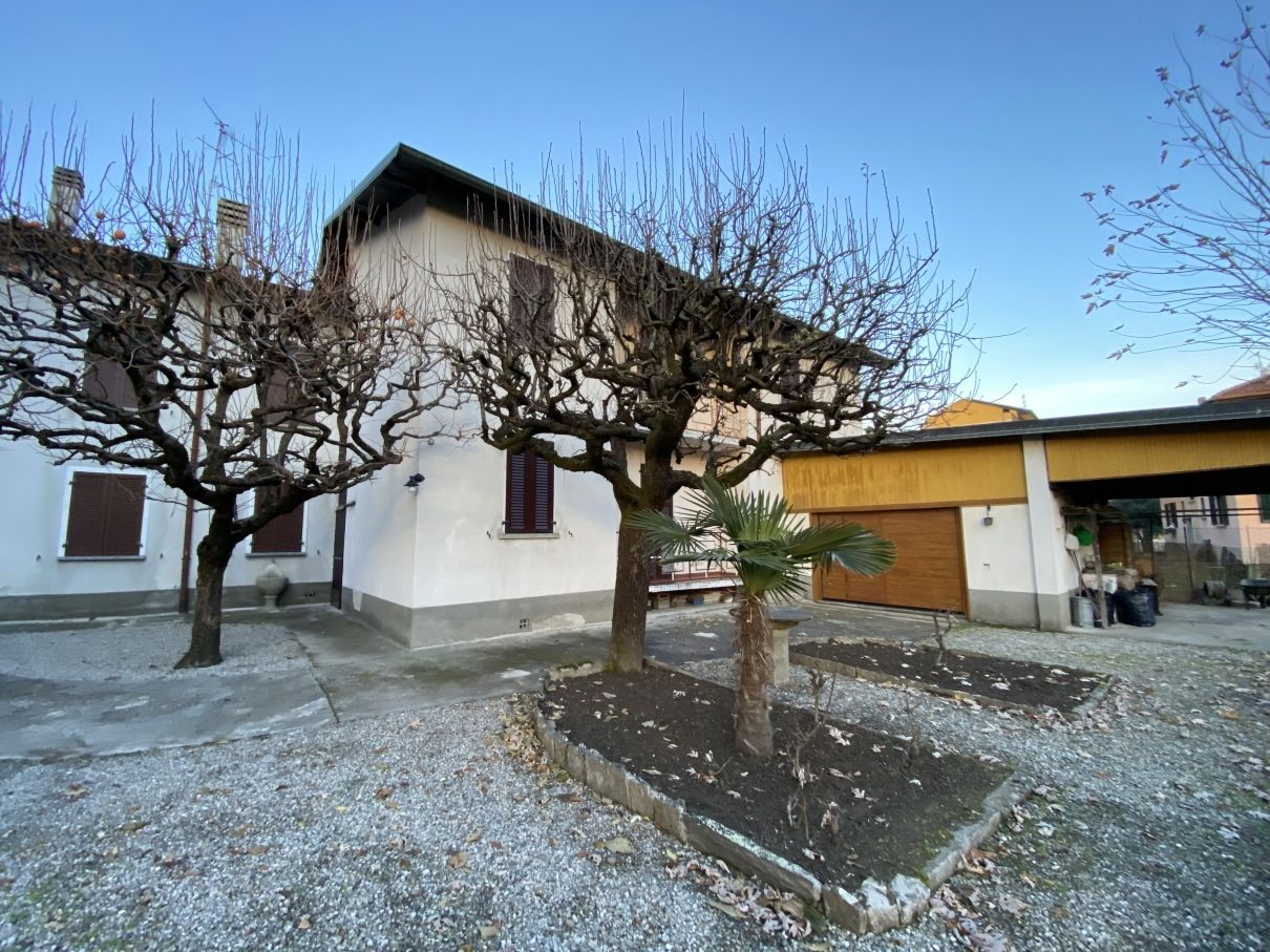 House in Porlezza, Italy, 270 sq.m - picture 1