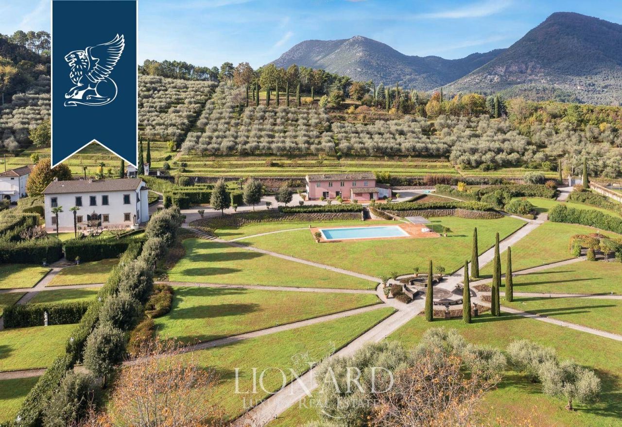Villa en Capannori, Italia, 1 300 m2 - imagen 1