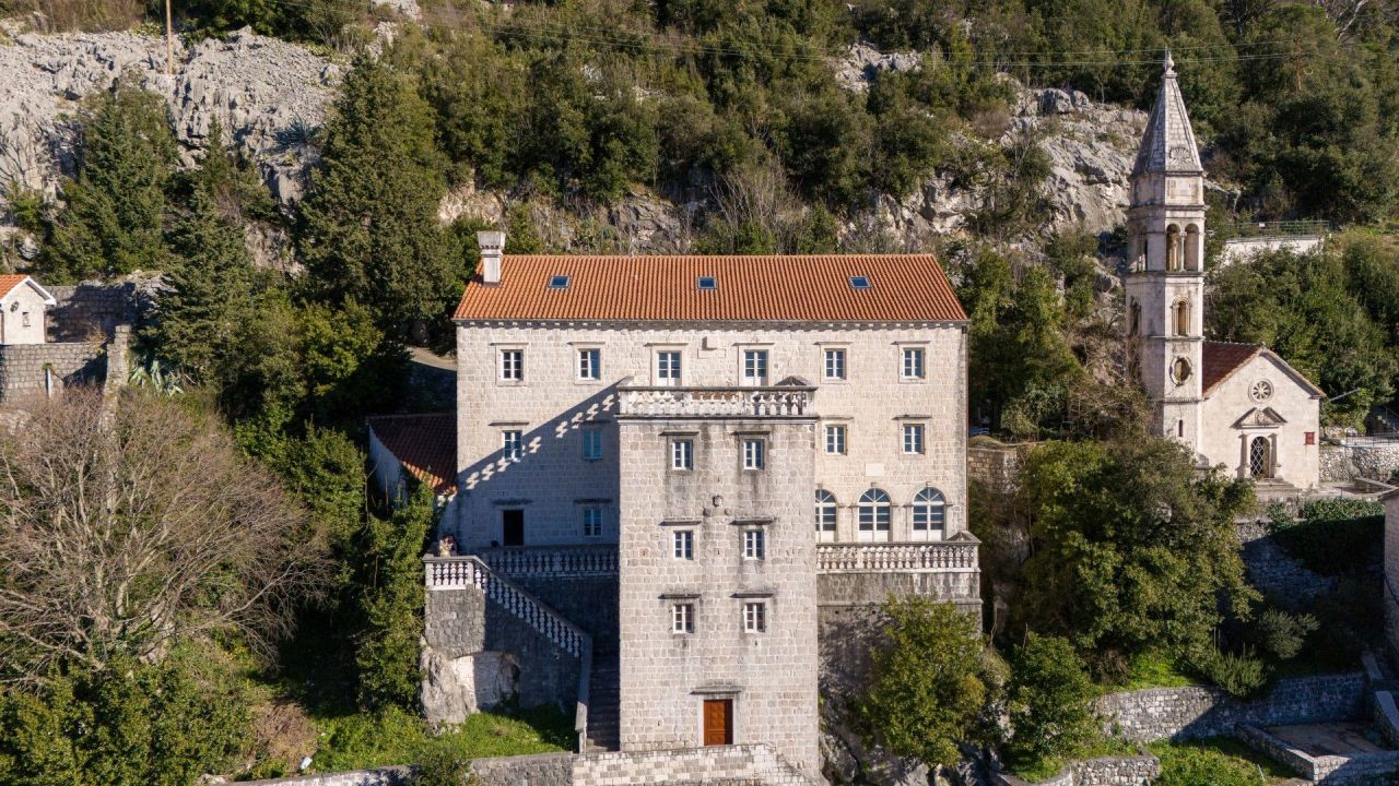 Castle in Kotor, Montenegro, 565 sq.m - picture 1
