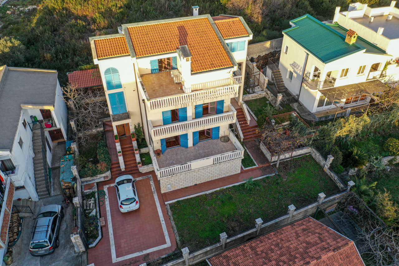 Villa in Bar, Montenegro, 460 sq.m - picture 1