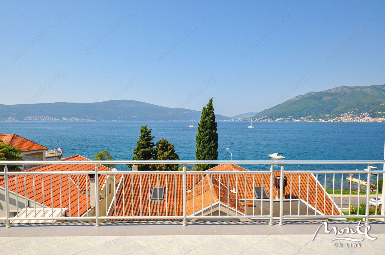 Haus in Tivat, Montenegro, 220 m2 - Foto 1