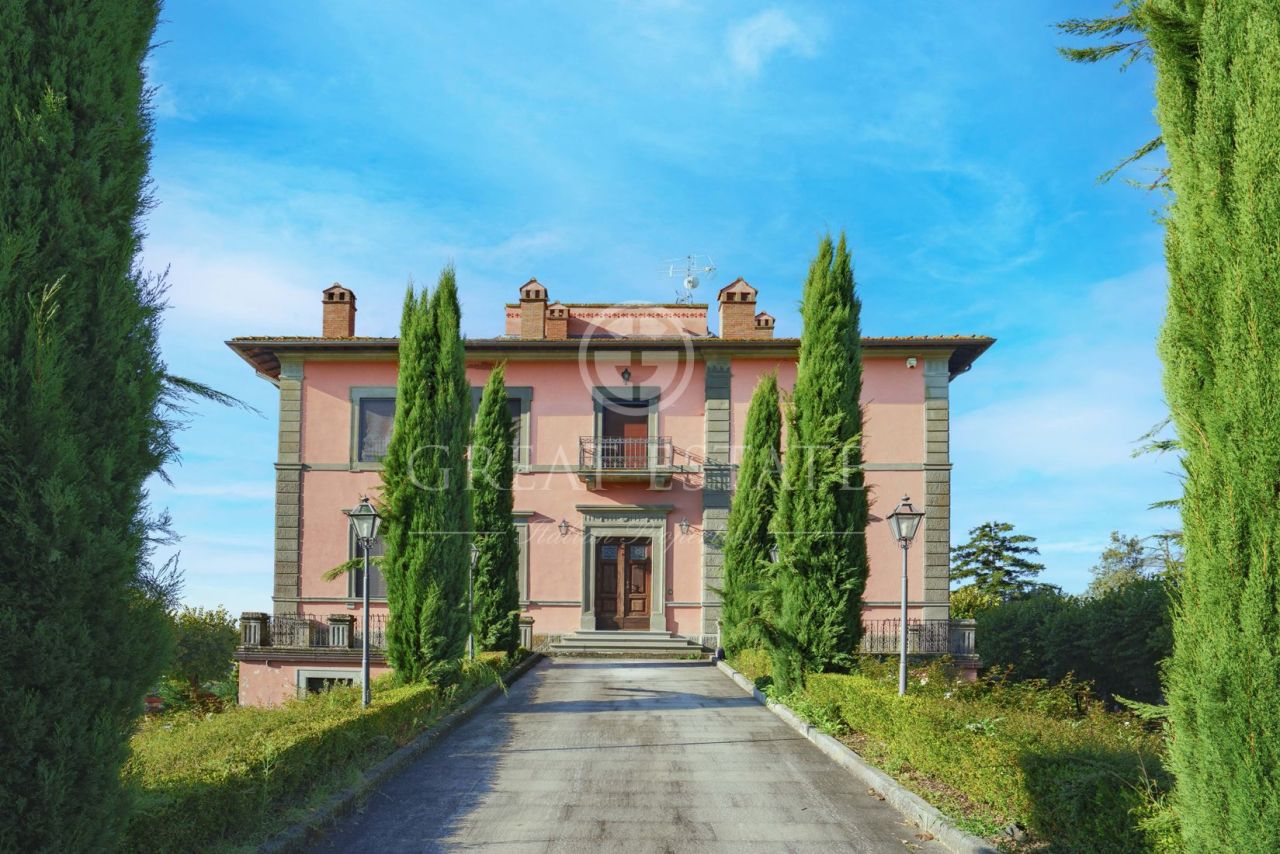 Villa in Cortona, Italy, 762.2 sq.m - picture 1