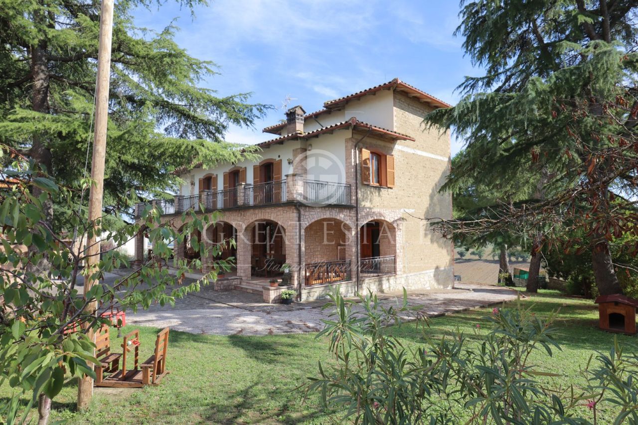 Villa in Castiglione del Lago, Italy, 352 sq.m - picture 1