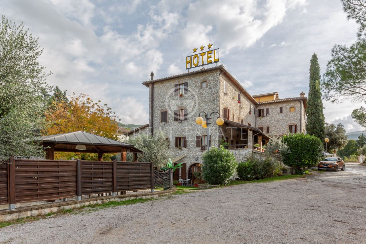 Hotel en Campello sul Clitunno, Italia, 1 214.75 m2 - imagen 1