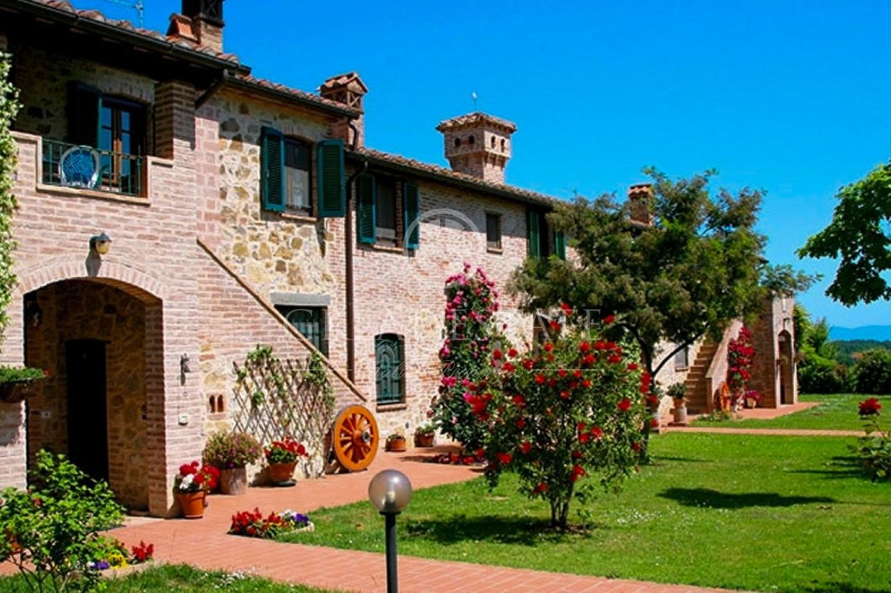 House in Castiglione del Lago, Italy, 537.8 sq.m - picture 1