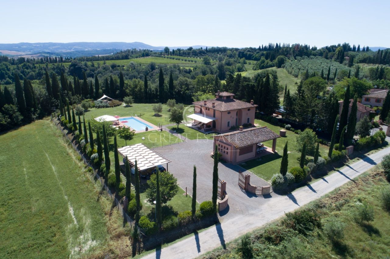 Villa in Lajatico, Italy, 411.5 sq.m - picture 1