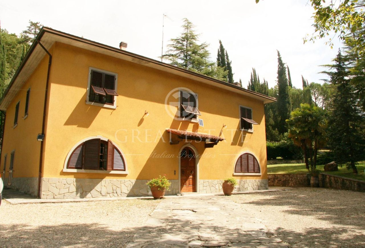 Villa in Chiusi, Italy, 424.7 sq.m - picture 1