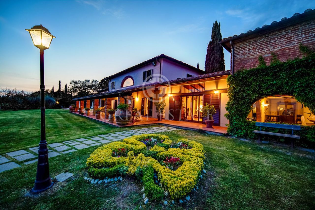 House in Castiglione del Lago, Italy, 777.85 sq.m - picture 1