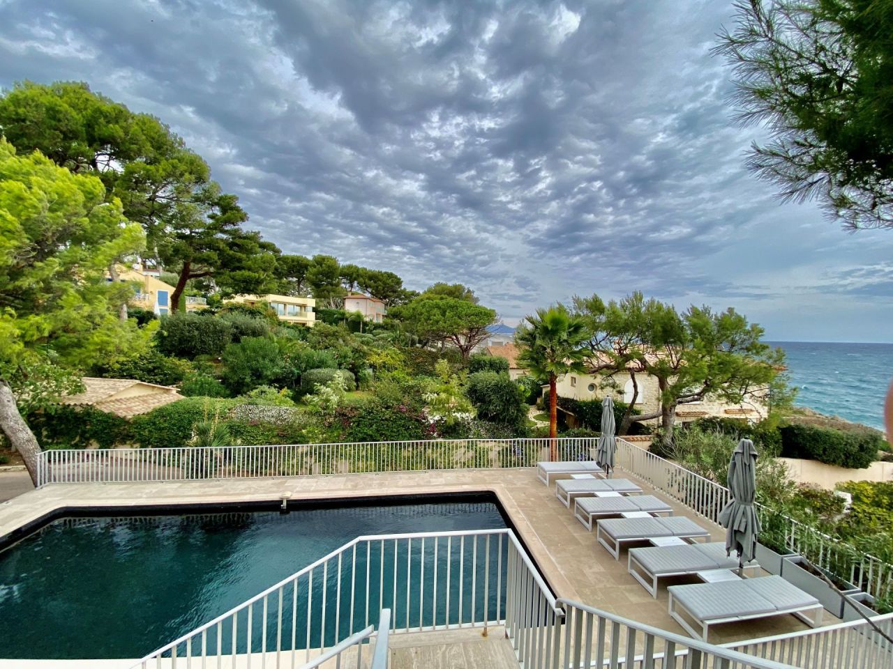 Villa in Antibes, France, 200 sq.m - picture 1