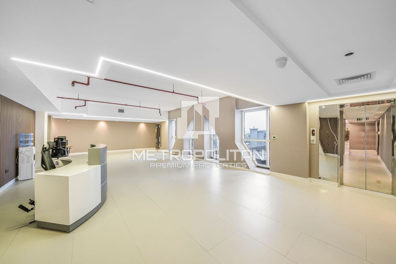 Office in Dubai, UAE, 2 825 sq.m - picture 1