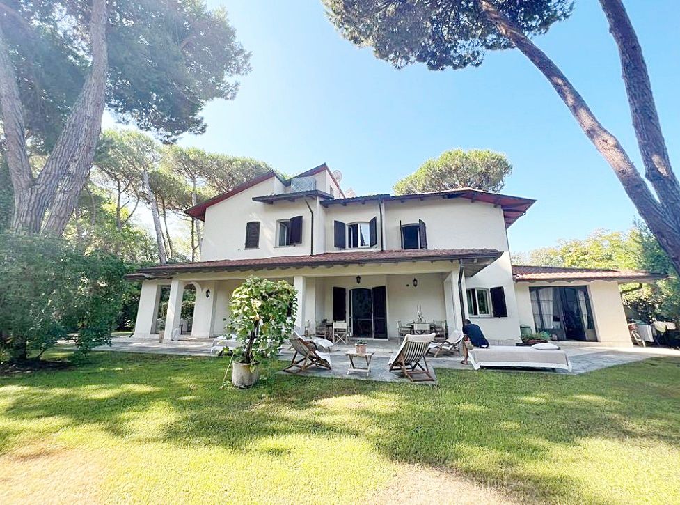 Villa in Forte dei Marmi, Italy, 200 sq.m - picture 1