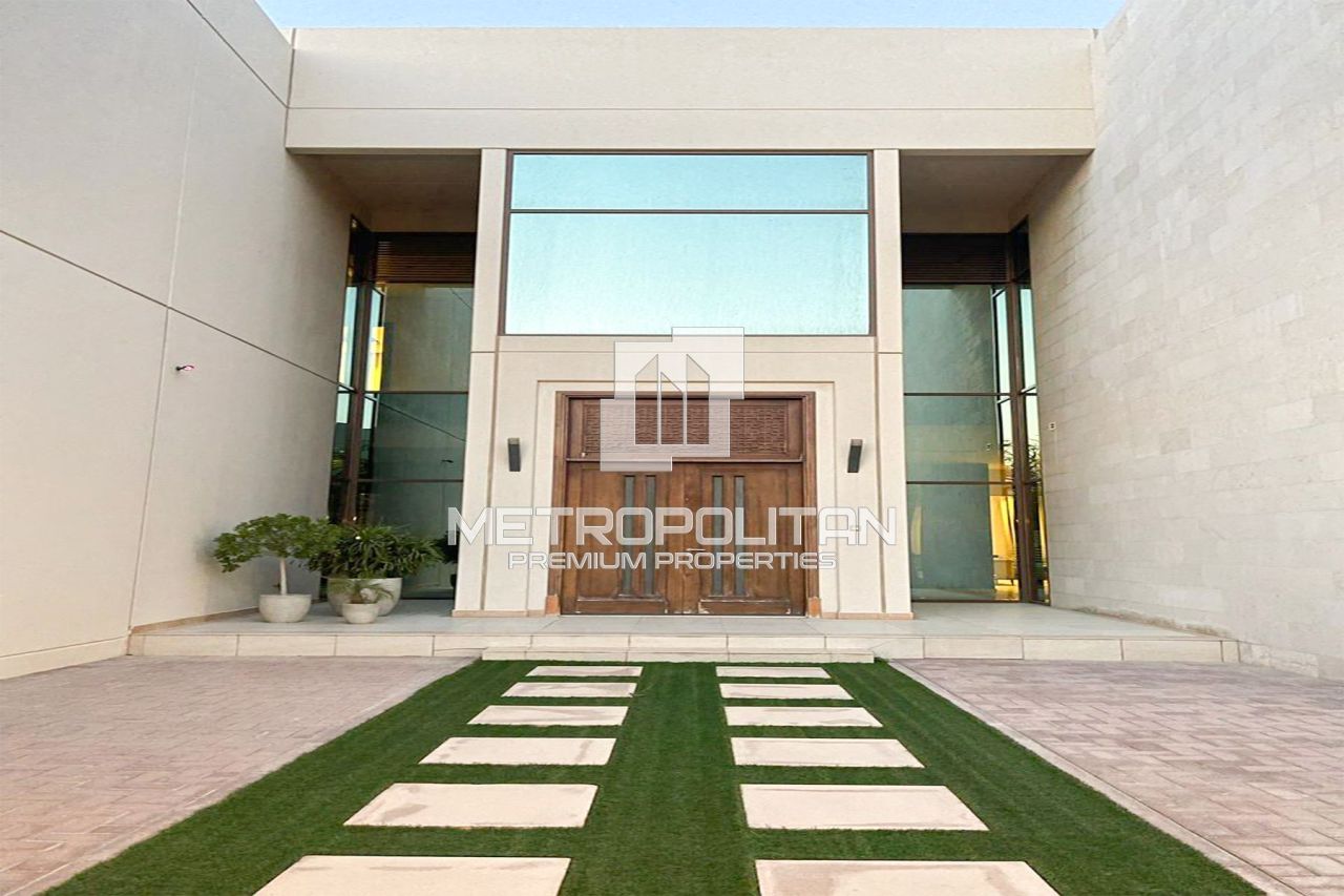 Villa in Dubai, UAE, 930 sq.m - picture 1