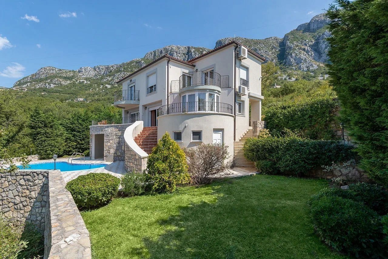 Villa in Rezevici, Montenegro, 414 sq.m - picture 1