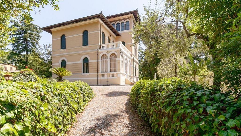 Villa in Lucca, Italy, 650 sq.m - picture 1