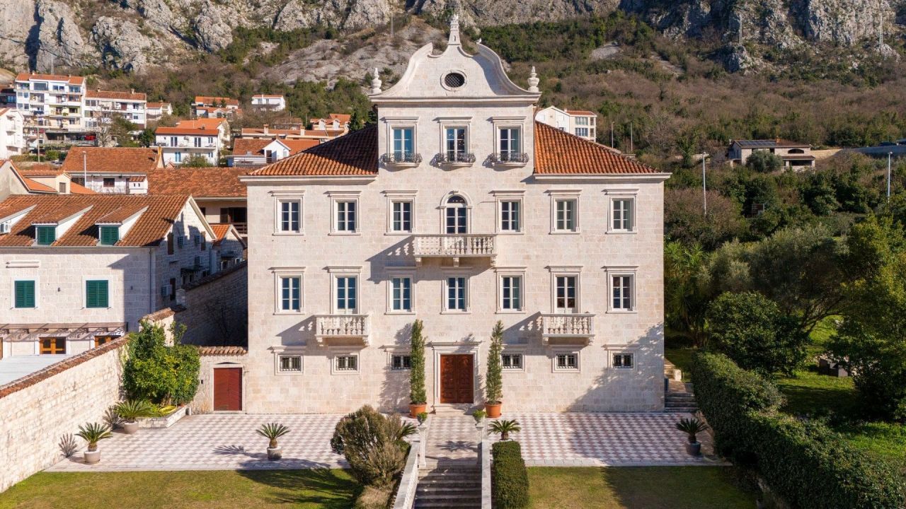 Mansion in Kotor, Montenegro, 1 100 sq.m - picture 1