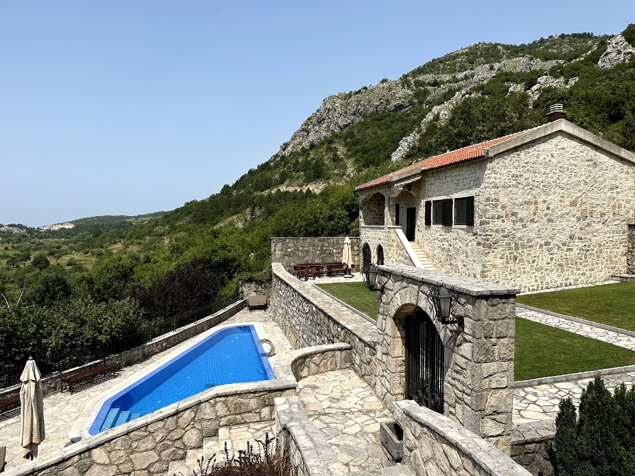 Haus in Budva, Montenegro, 180 m2 - Foto 1