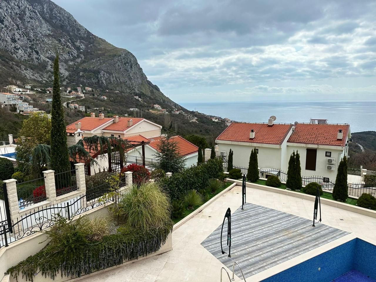 Villa in Budva, Montenegro, 360 sq.m - picture 1