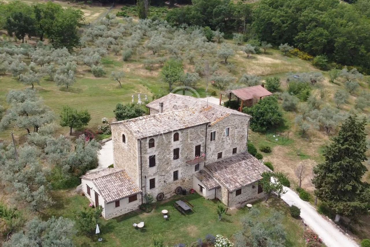 House in Cannara, Italy, 438.6 sq.m - picture 1