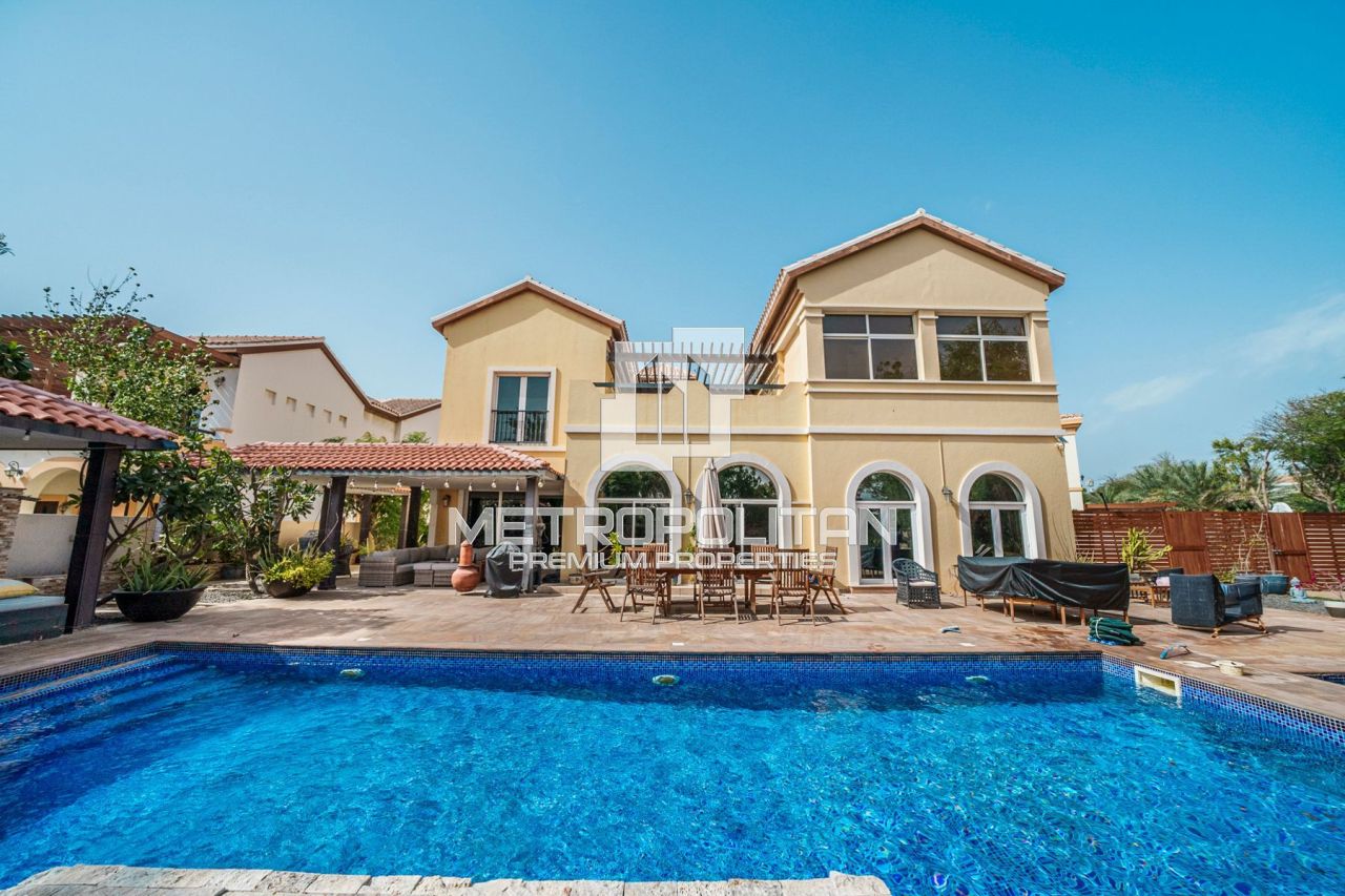 Villa in Dubai, UAE, 1 246 sq.m - picture 1
