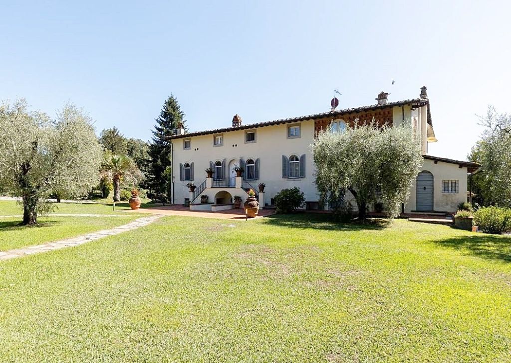 Villa in Lucca, Italy, 900 sq.m - picture 1