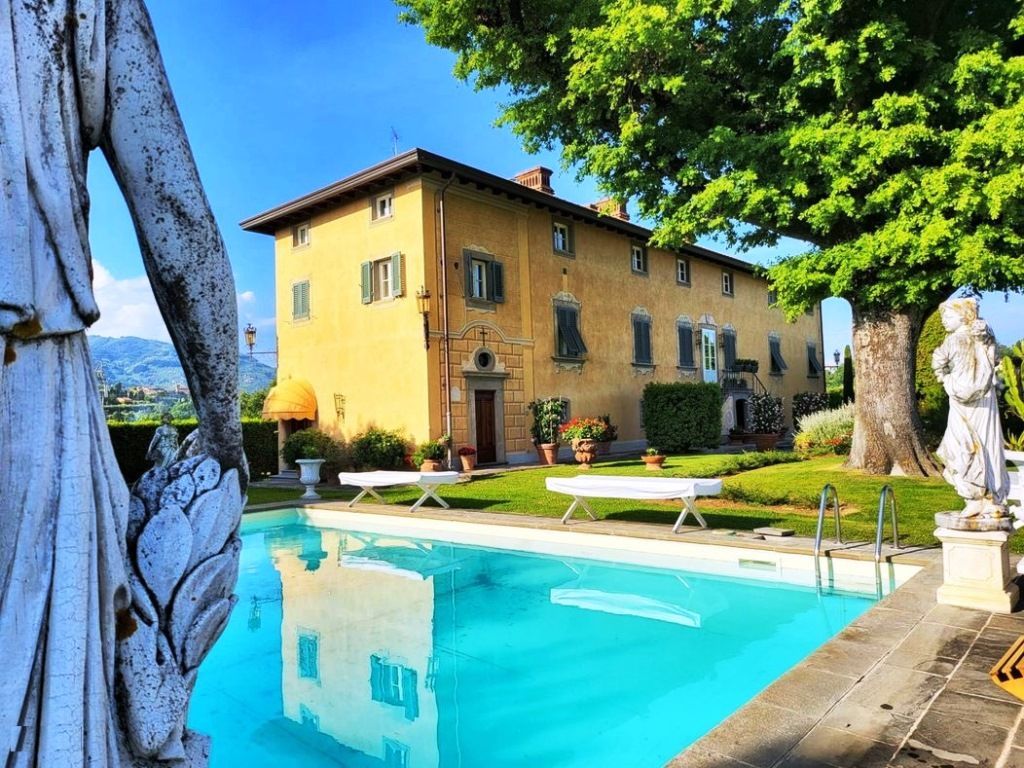 Manor in Lucca, Italy, 630 sq.m - picture 1