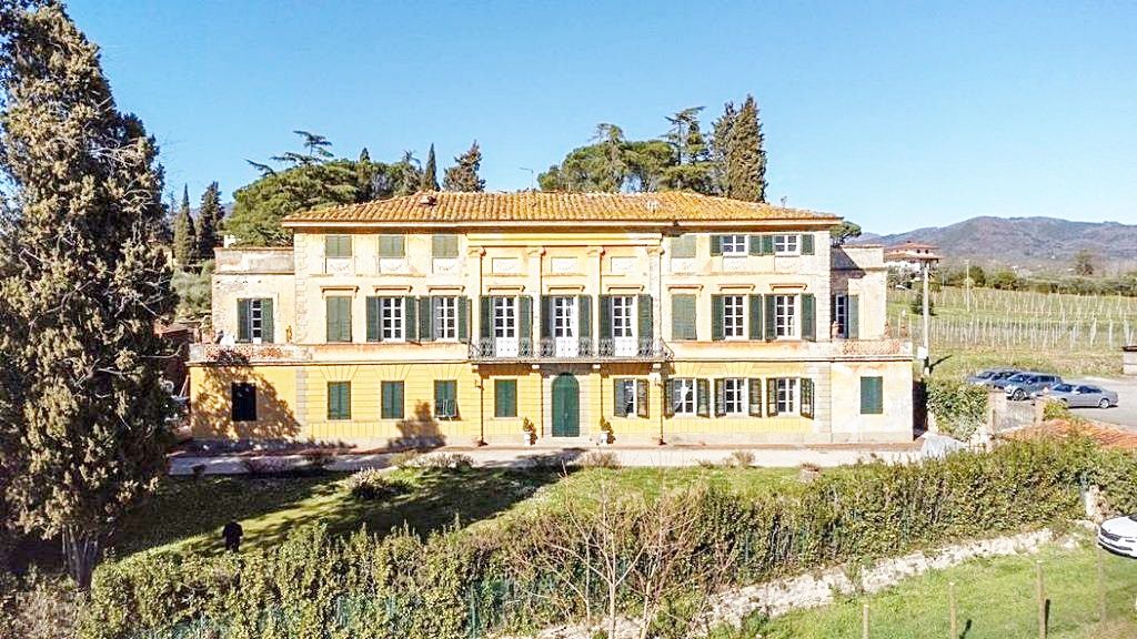 Manor in Lucca, Italy, 1 400 sq.m - picture 1