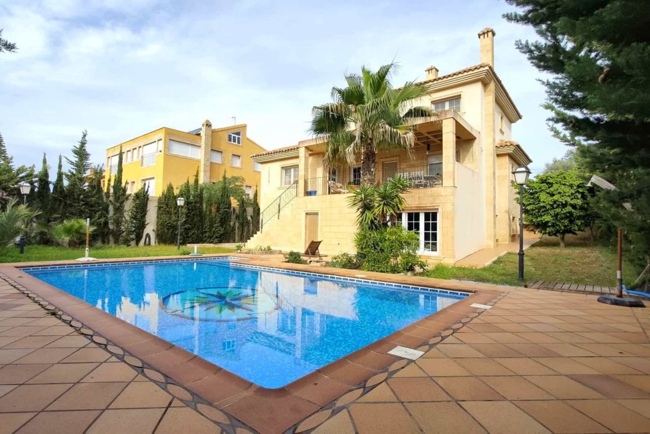 Villa in Torrevieja, Spain, 410 sq.m - picture 1