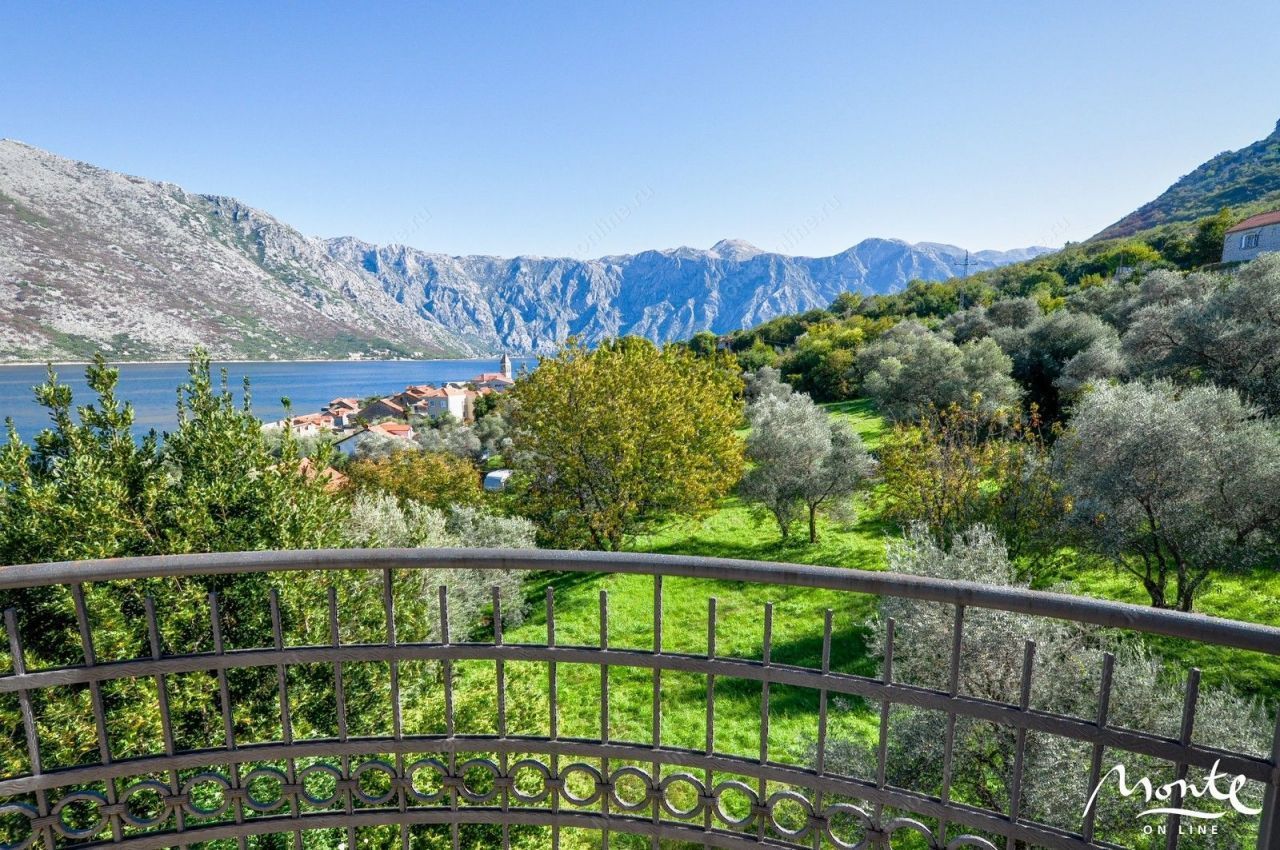Villa in Kotor, Montenegro, 270 sq.m - picture 1