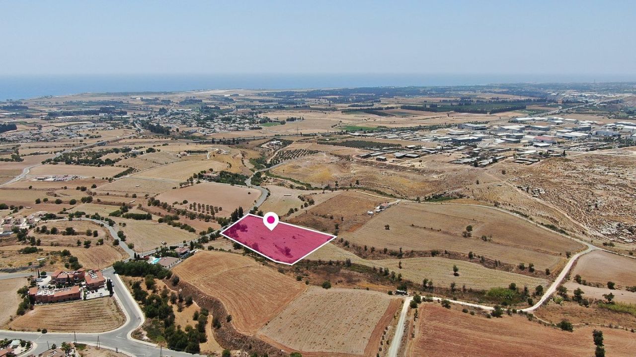 Land in Paphos, Cyprus, 8 443 sq.m - picture 1