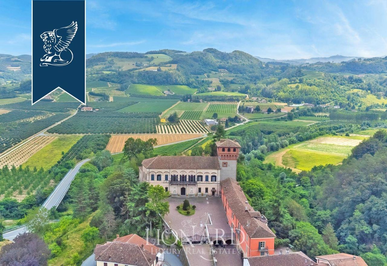 Château à Asti, Italie, 4 700 m2 - image 1