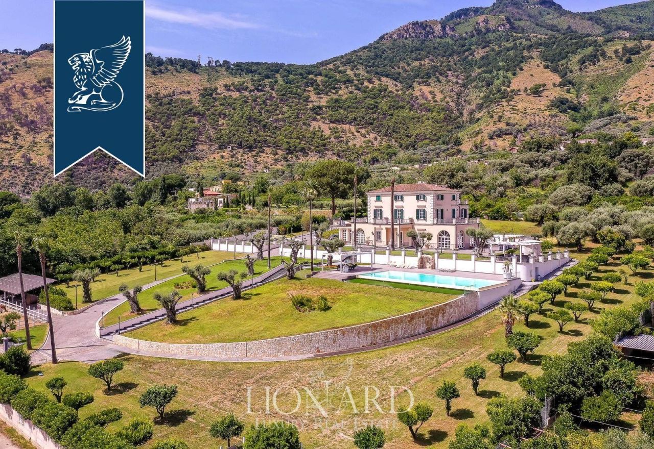 Villa in Salerno, Italy, 1 200 sq.m - picture 1