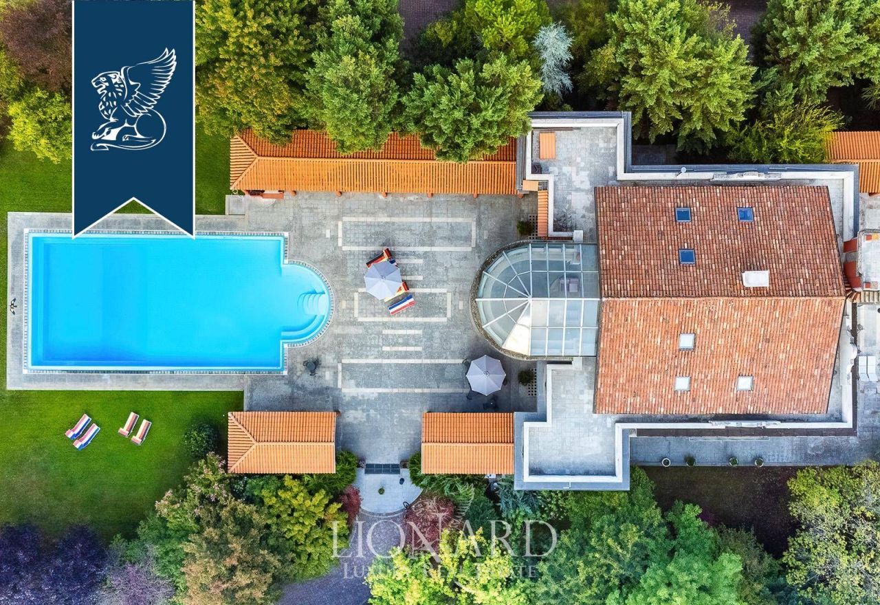 Villa en Asti, Italia, 2 000 m2 - imagen 1