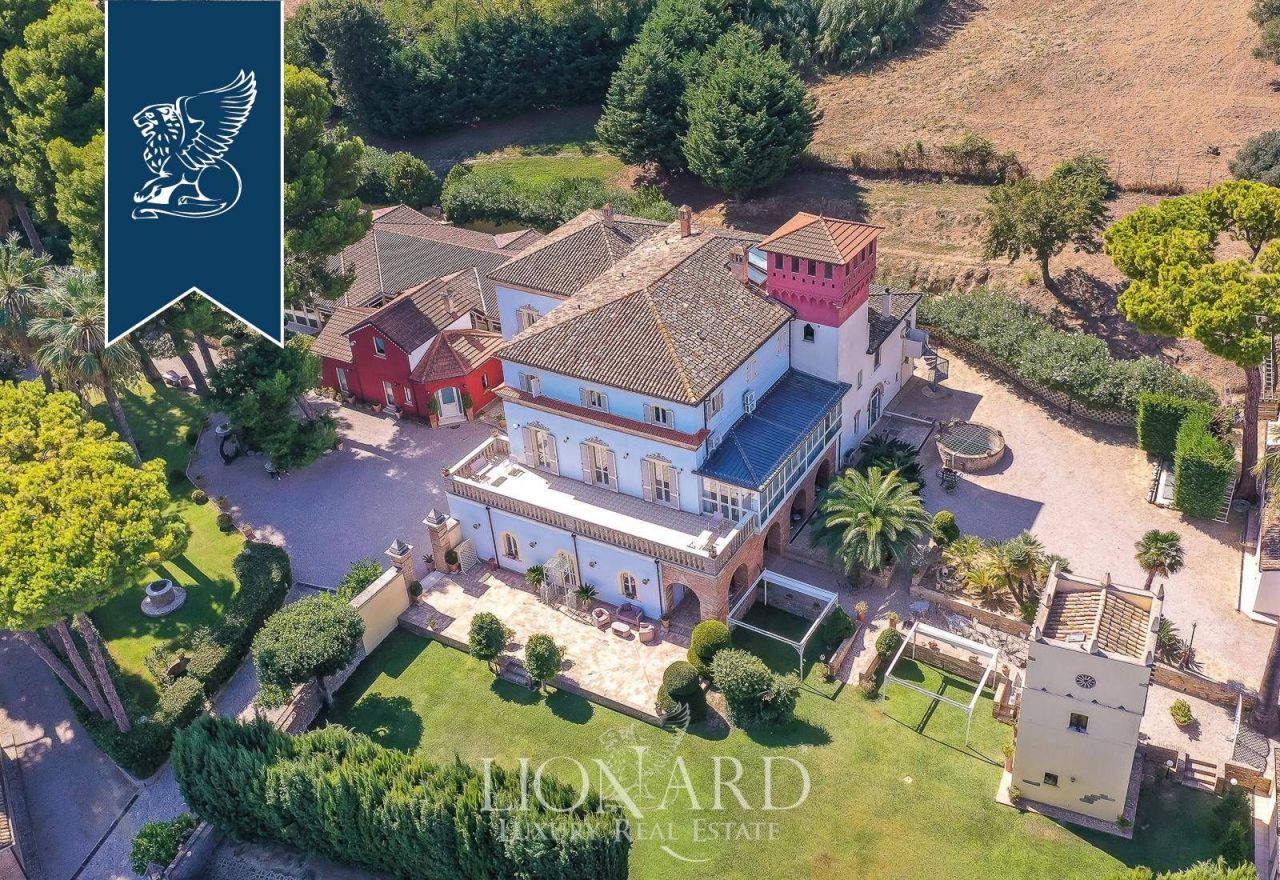 Villa en Silvi, Italia, 1 840 m2 - imagen 1