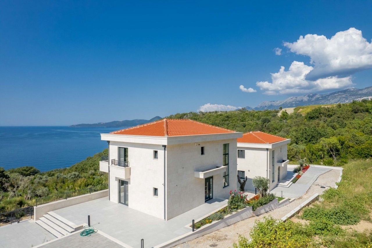 Villa in Petrovac, Montenegro, 318 sq.m - picture 1