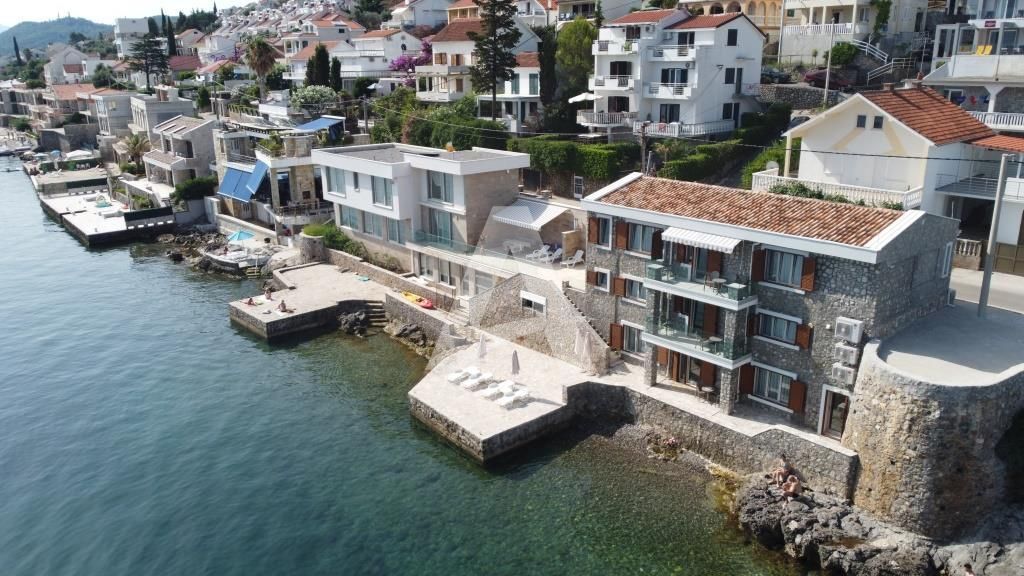 Villa in Tivat, Montenegro, 320 sq.m - picture 1