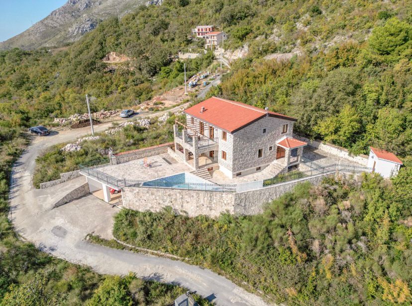 Villa en Budva, Montenegro, 466 m2 - imagen 1