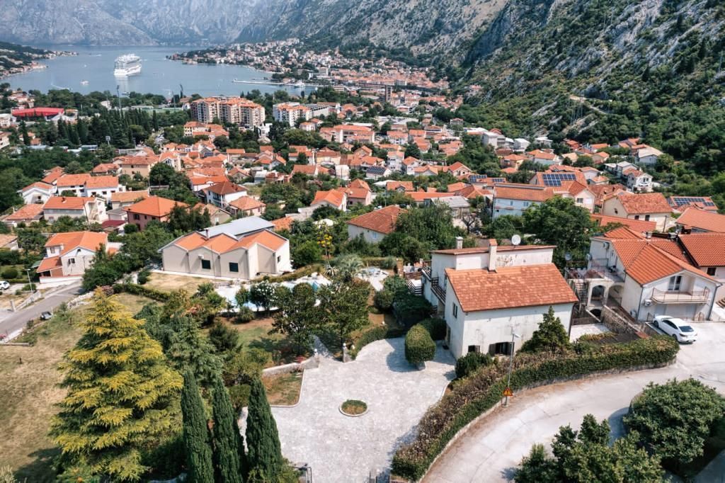 Villa in Skaljari, Montenegro, 450 sq.m - picture 1