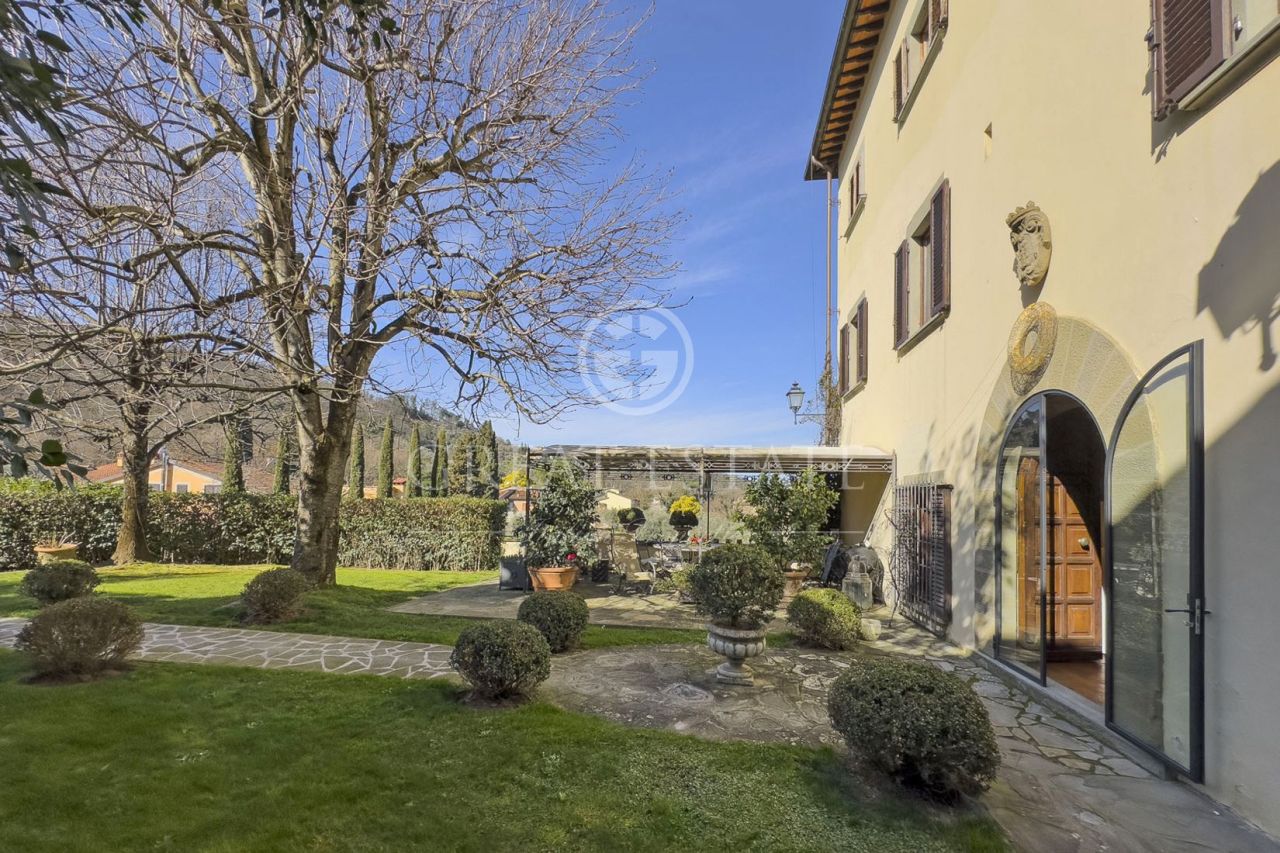 Villa in Arezzo, Italy, 463.4 sq.m - picture 1
