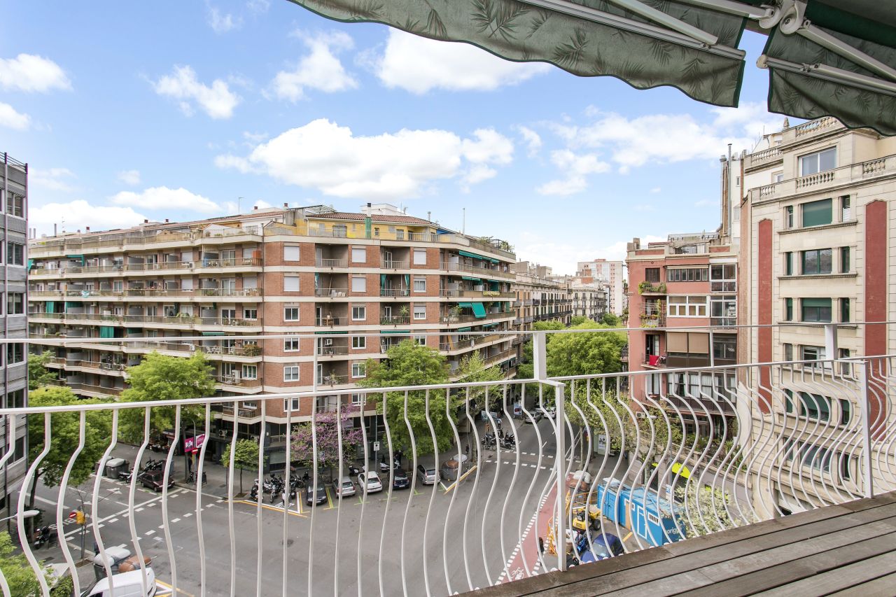 Flat in Barcelona, Spain, 133 sq.m - picture 1