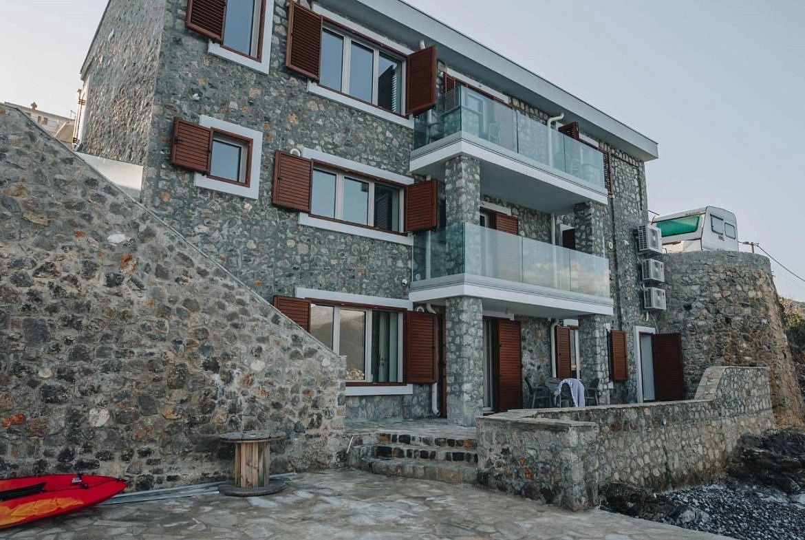 Villa in Krasici, Montenegro, 241 sq.m - picture 1