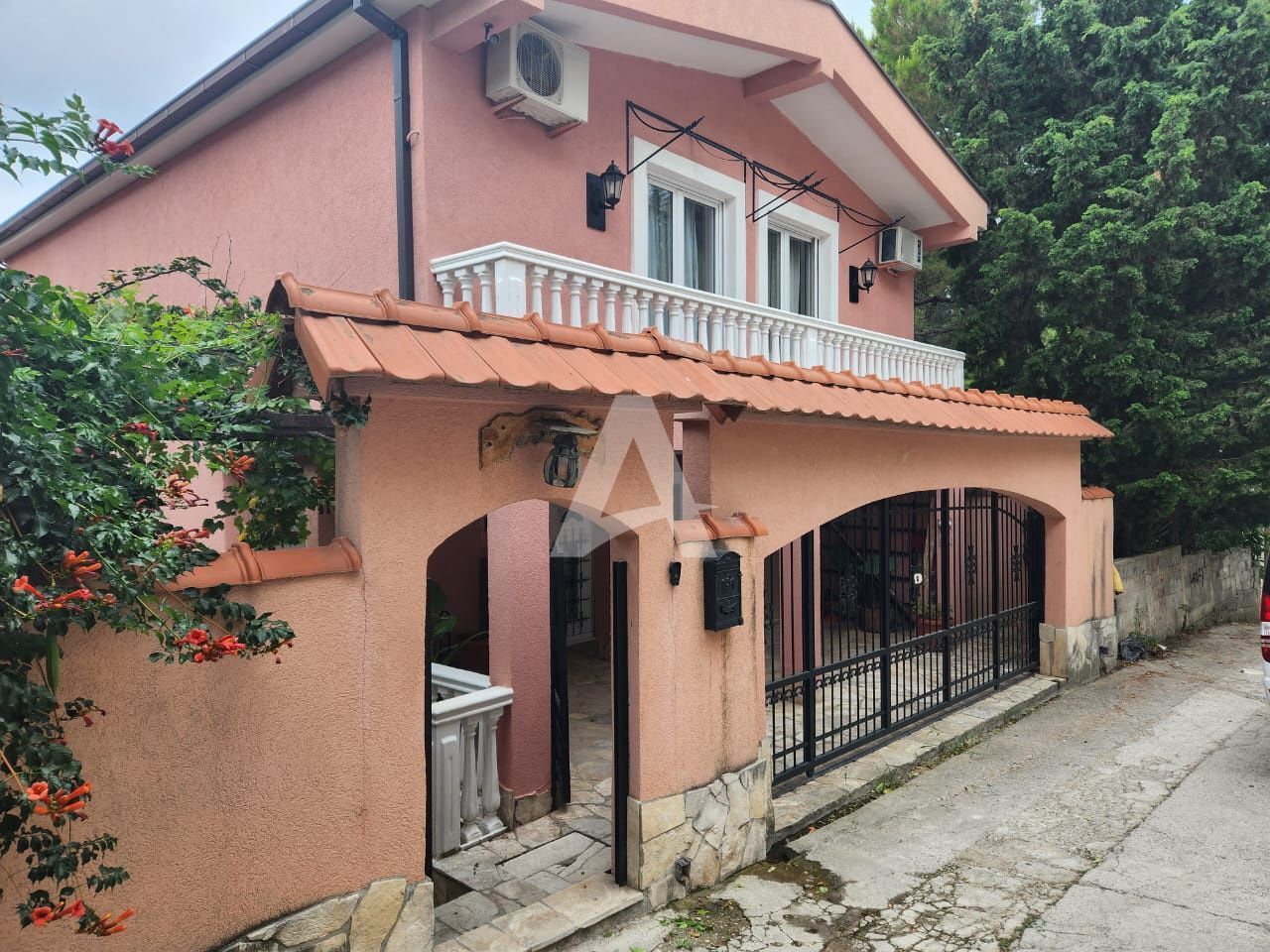 Haus in Bar, Montenegro, 198 m2 - Foto 1