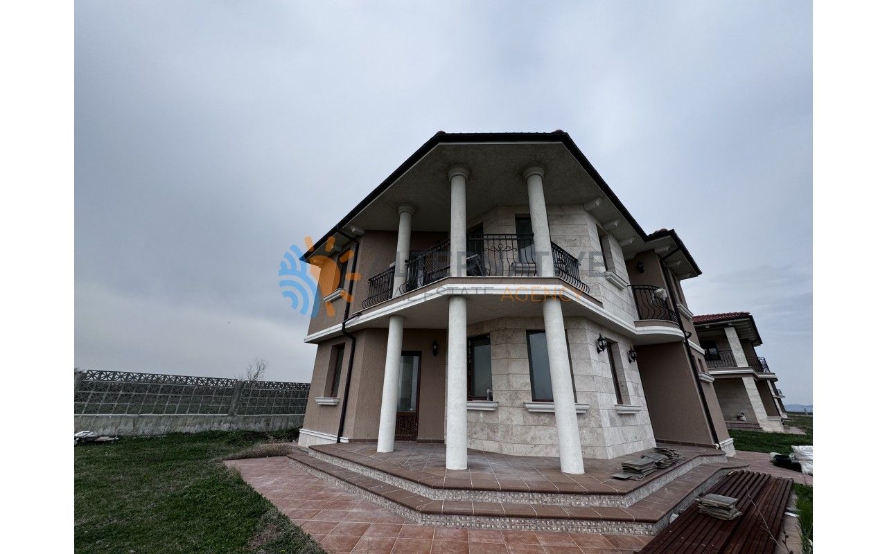 Haus in Pomorie, Bulgarien, 192 m2 - Foto 1