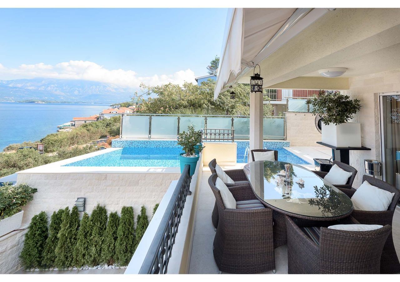 Villa in Tivat, Montenegro, 280 sq.m - picture 1