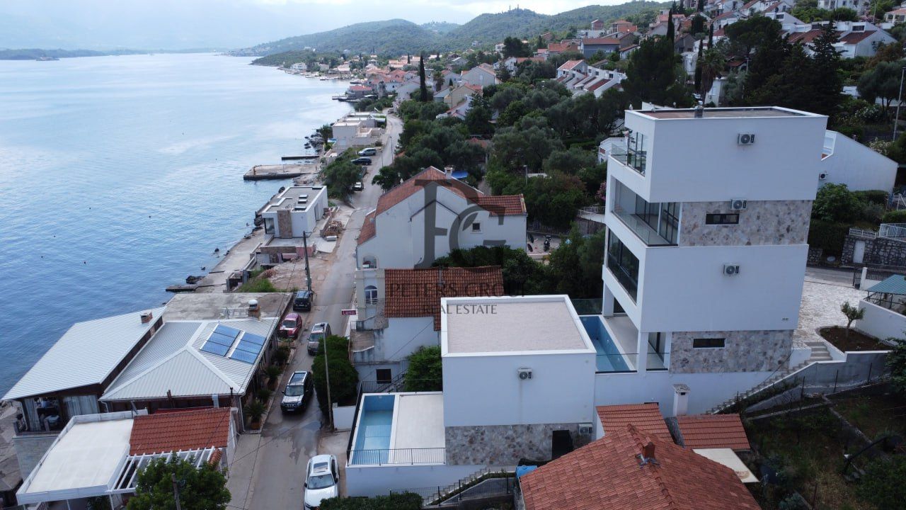 Villa in Krasici, Montenegro, 315 m2 - Foto 1