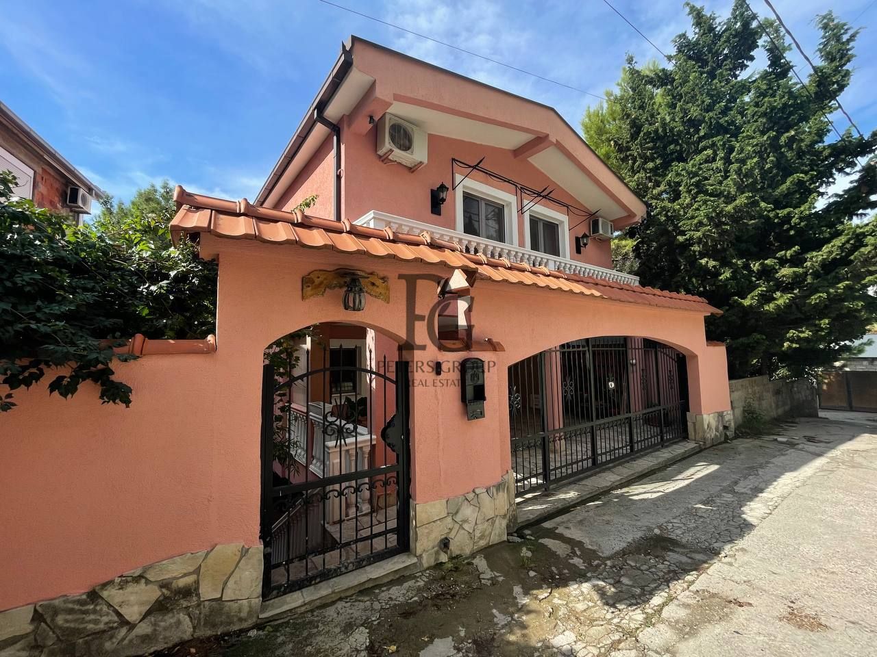 Haus in Bar, Montenegro, 196 m2 - Foto 1