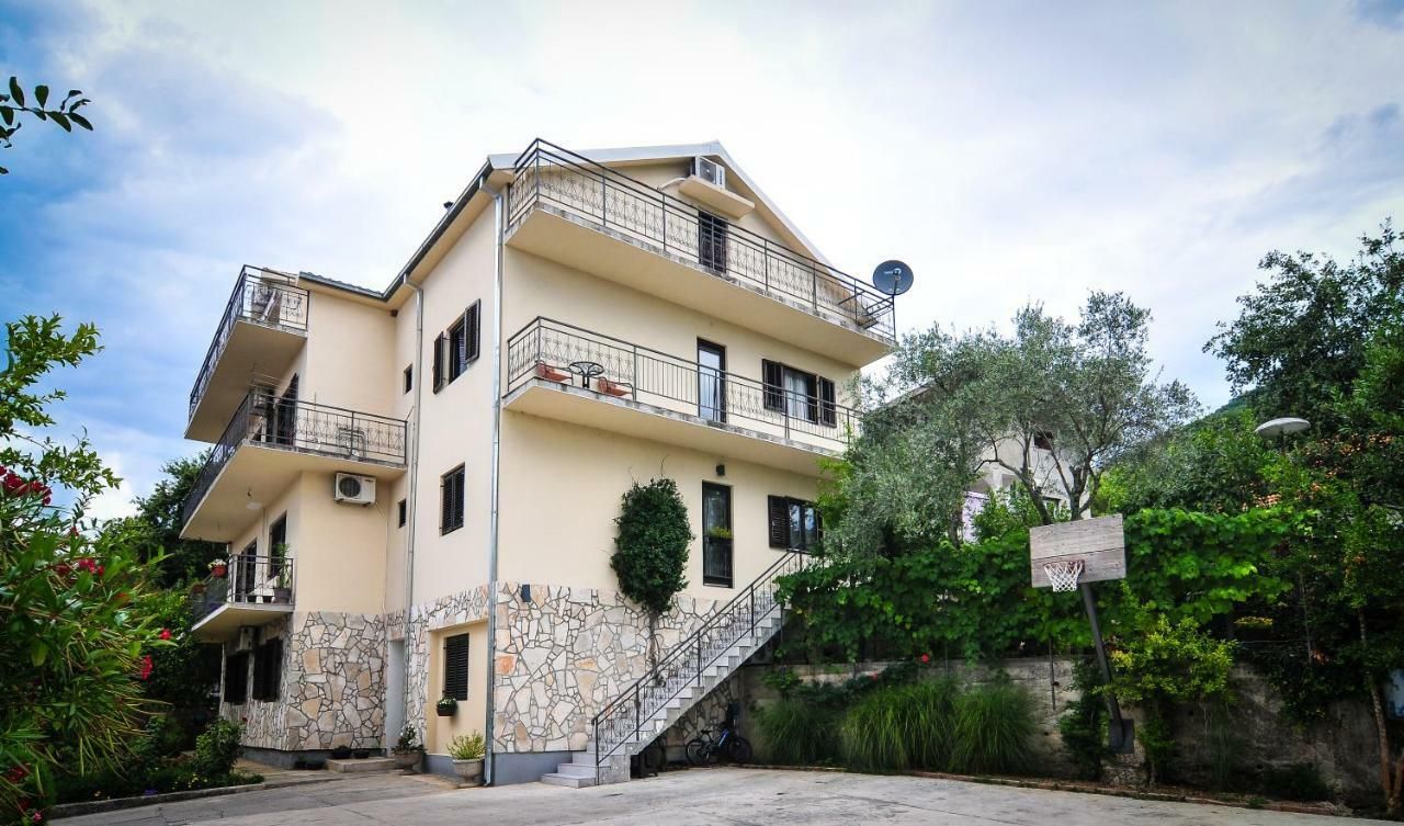 Haus in Tivat, Montenegro, 525 m2 - Foto 1