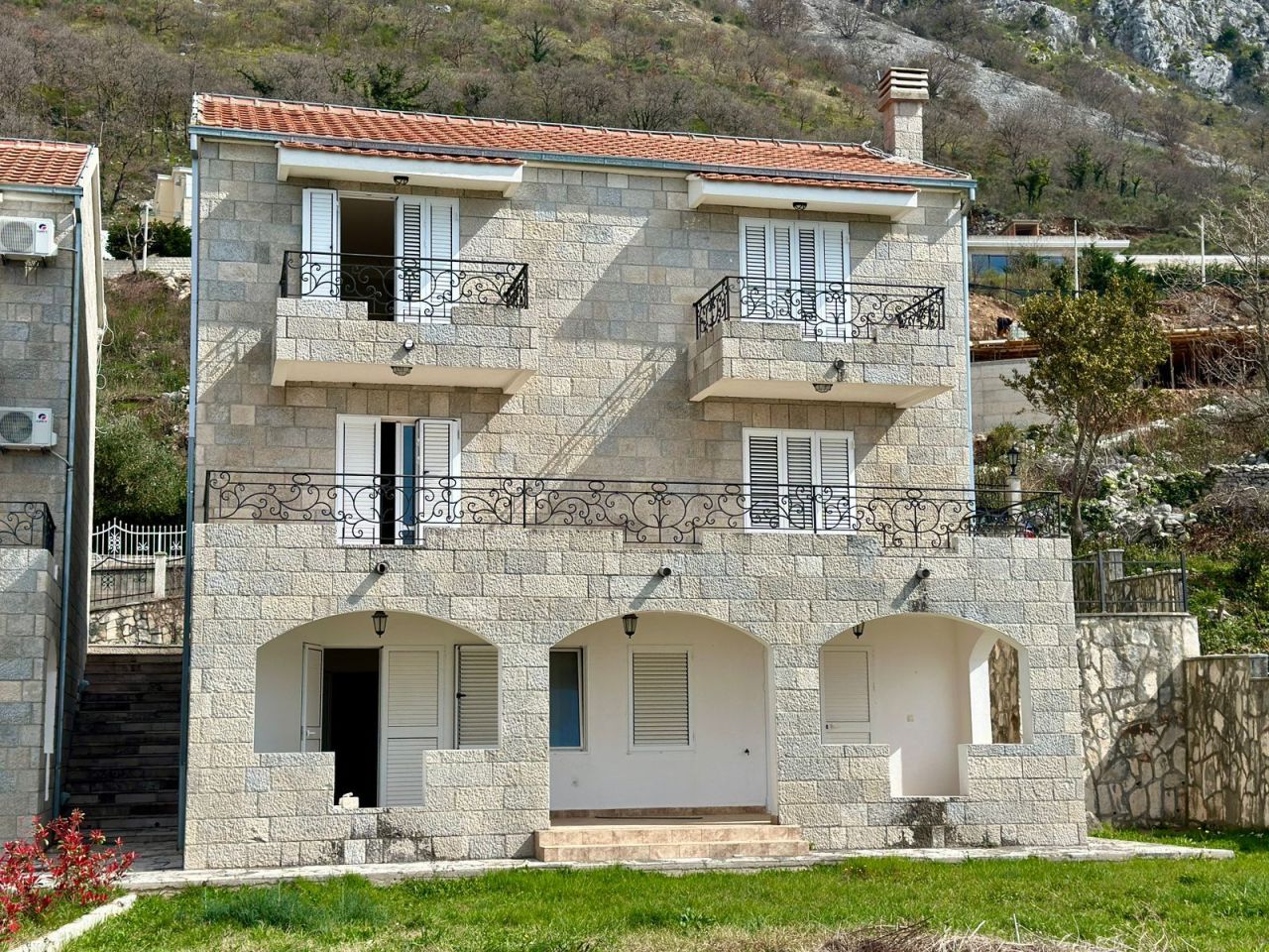 Villa in Budva, Montenegro, 357 sq.m - picture 1