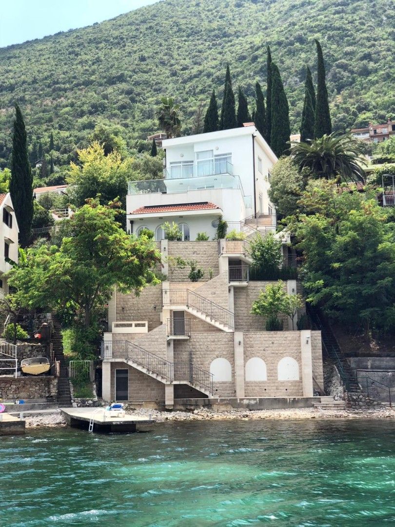 Villa in Herceg-Novi, Montenegro, 230 sq.m - picture 1