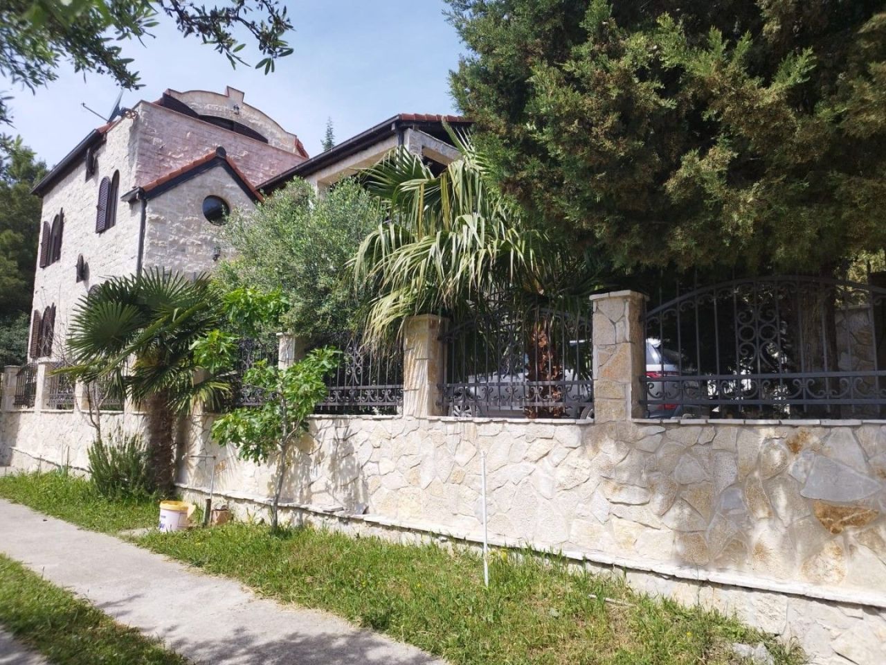 Commercial property in Sutomore, Montenegro, 200 sq.m - picture 1